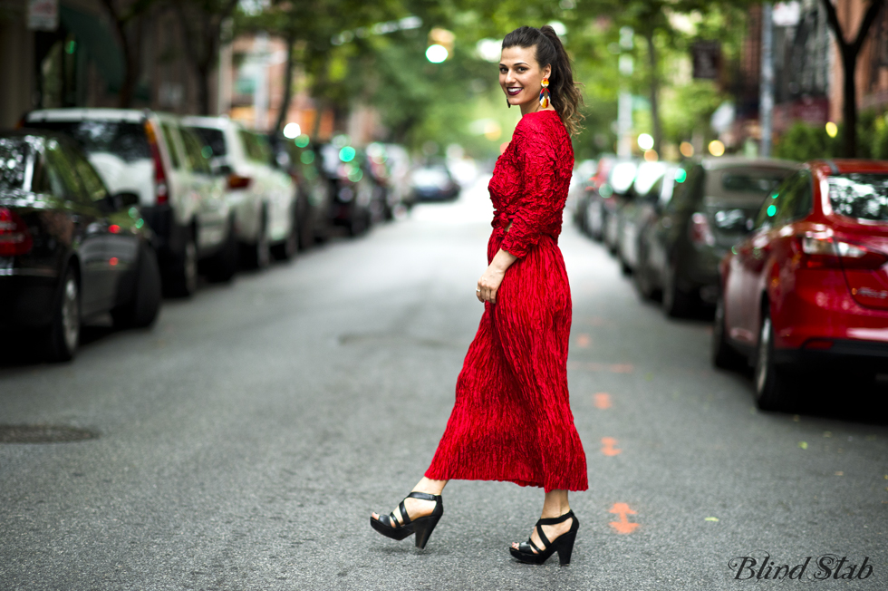 Red-Dress-Blogger-Streetstyle-Ideal-Body