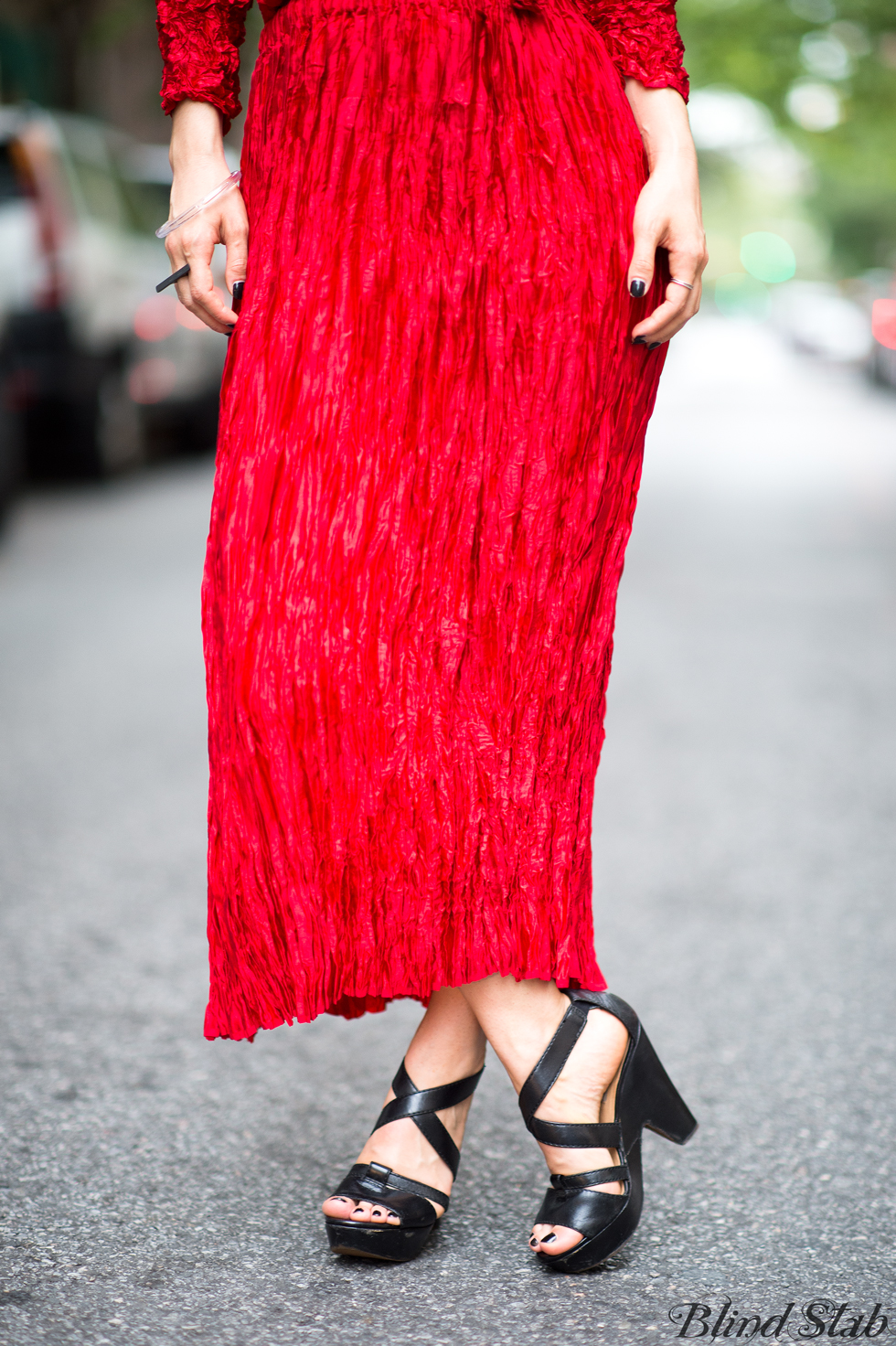 Red-Dress-Blogger-Streetstyle-Ideal-Curvy-Woman