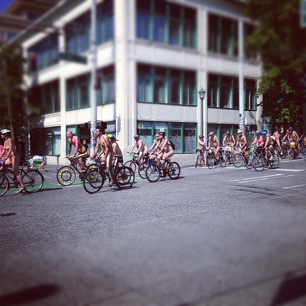 Instagram-Hippies-Washington-Nude-Bike