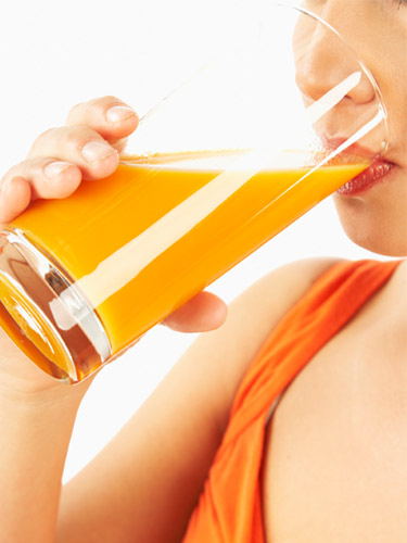 Woman-Drinking-Juice-Cleanse