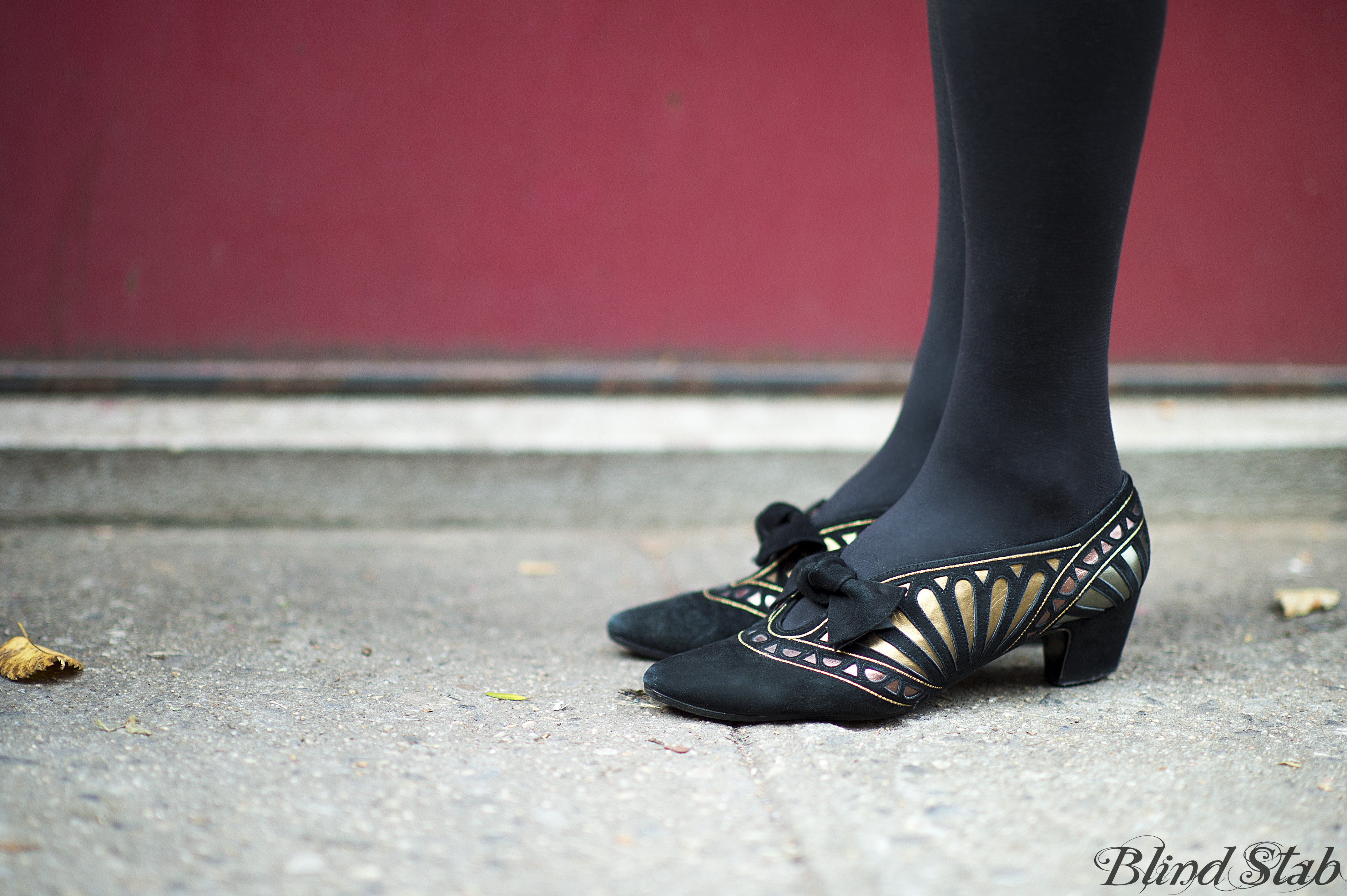 Curvy-Woman-Street-Style-Gold-Heels