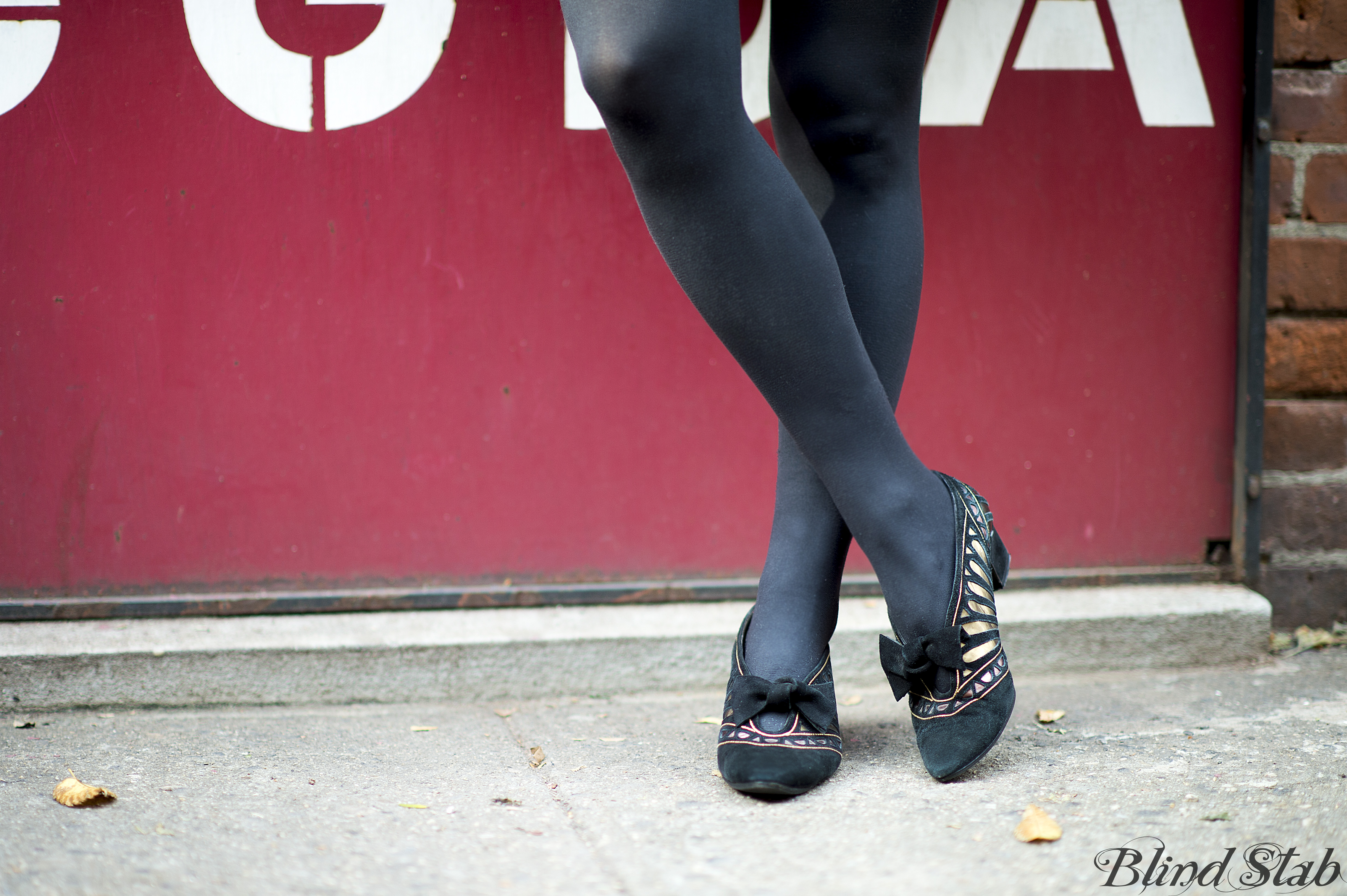 Curvy-Woman-Street-Style-Gold-Heels