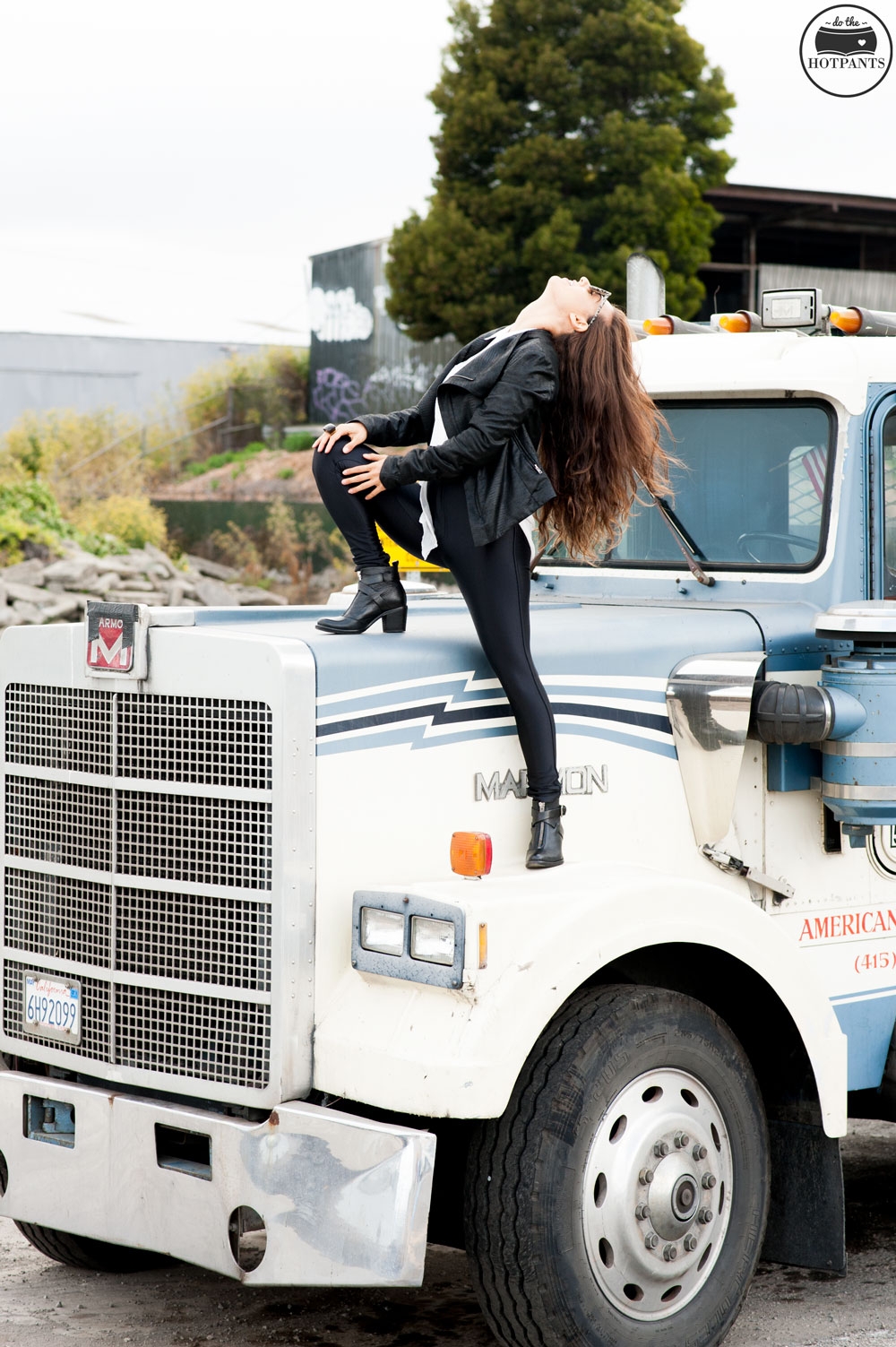 Do The Hotpants Dana Suchow American Apparel Disco Pants Leather Rick Owens Black Jacket San Francisco Streetstyle Fashion Green Purse VC2_5653