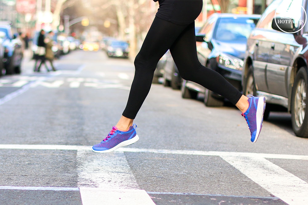 Do The Hotpants Dana Suchow Colorful Sneakers Running Fashion All Black Outfit Goth Style Winter Running Clothes DTHIMG_5836