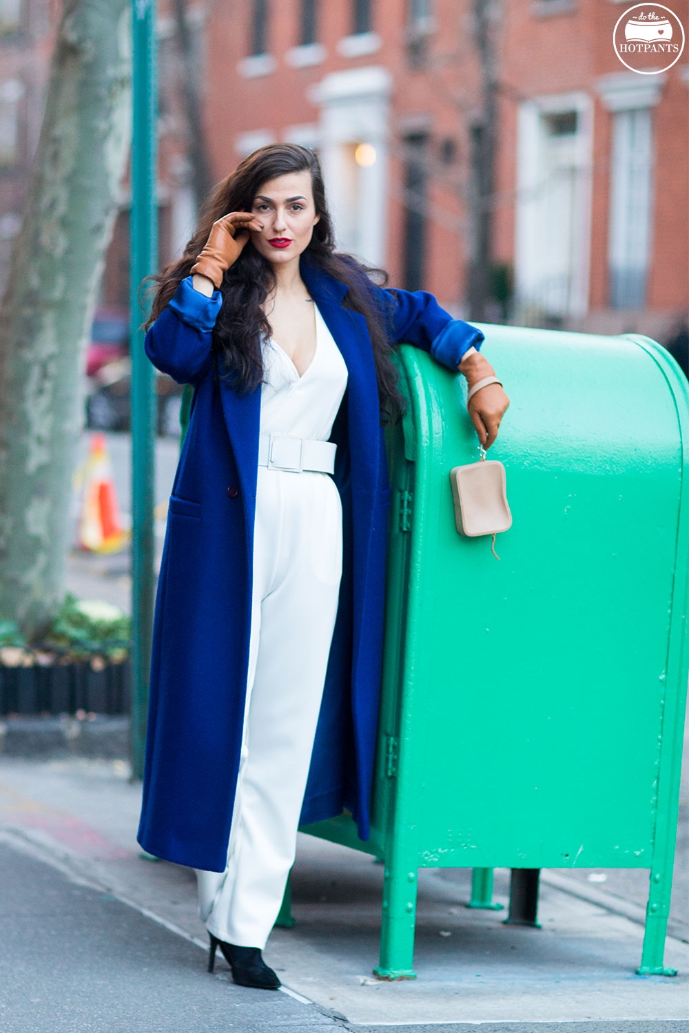 Do The Hotpants Dana Suchow White Jumpsuit Navu Blue Peacoat Trench Coat Jacket Red Lipstick Long Hair Woman MJJ_0001