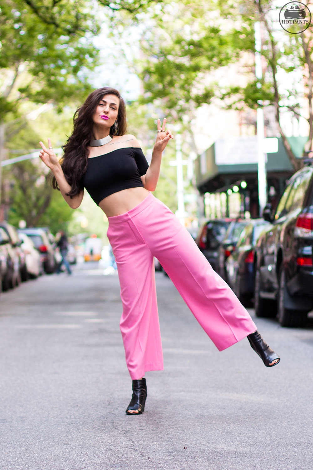 Do The Hotpants Dana Suchow Pink Pants Neon Lipstick Wide Leg Capri Culottes Pant Black Crop Top IMG_8972